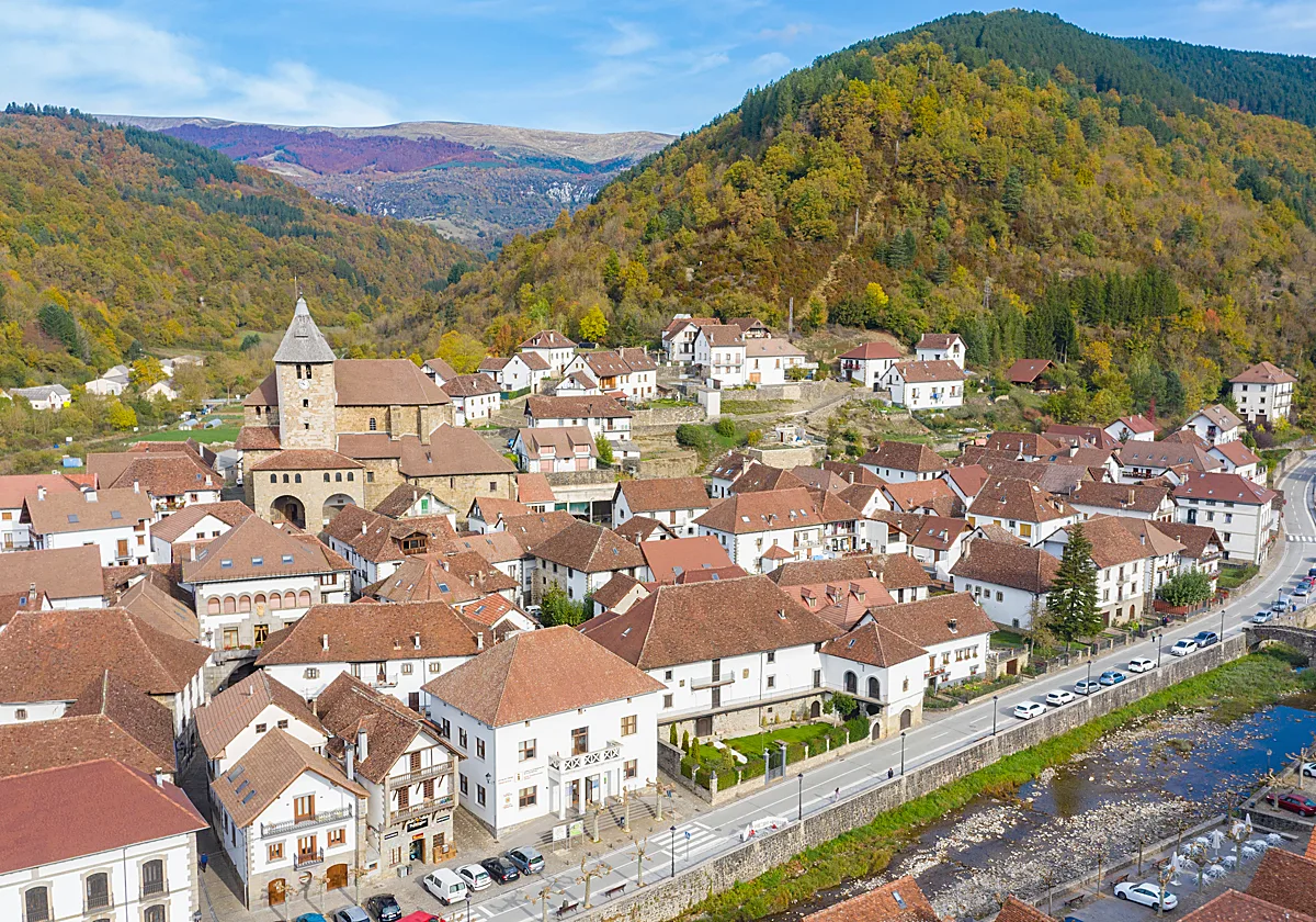 El pueblo de Navarra, puerta de entrada a la Selva de Irati, que luce su mejor cara en otoño