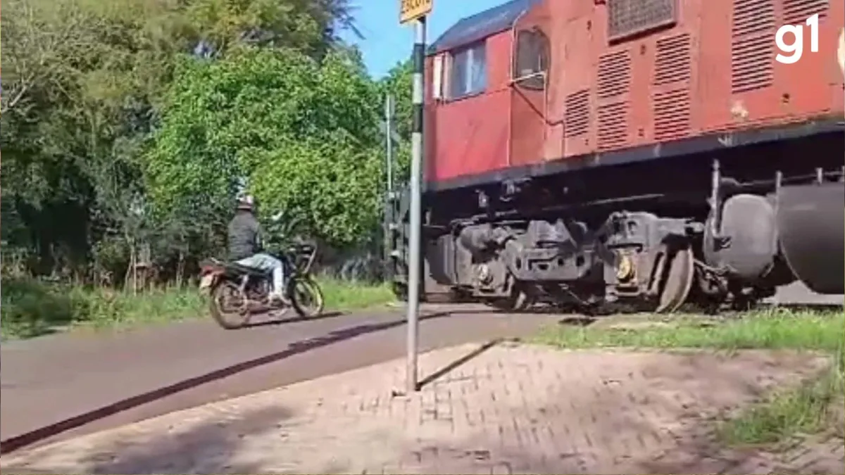 VÍDEO: motociclista fica ferido após colidir com trem no RS