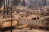 Bombeiros avançam no controle de incêndio florestal em Nevada, nos EUA