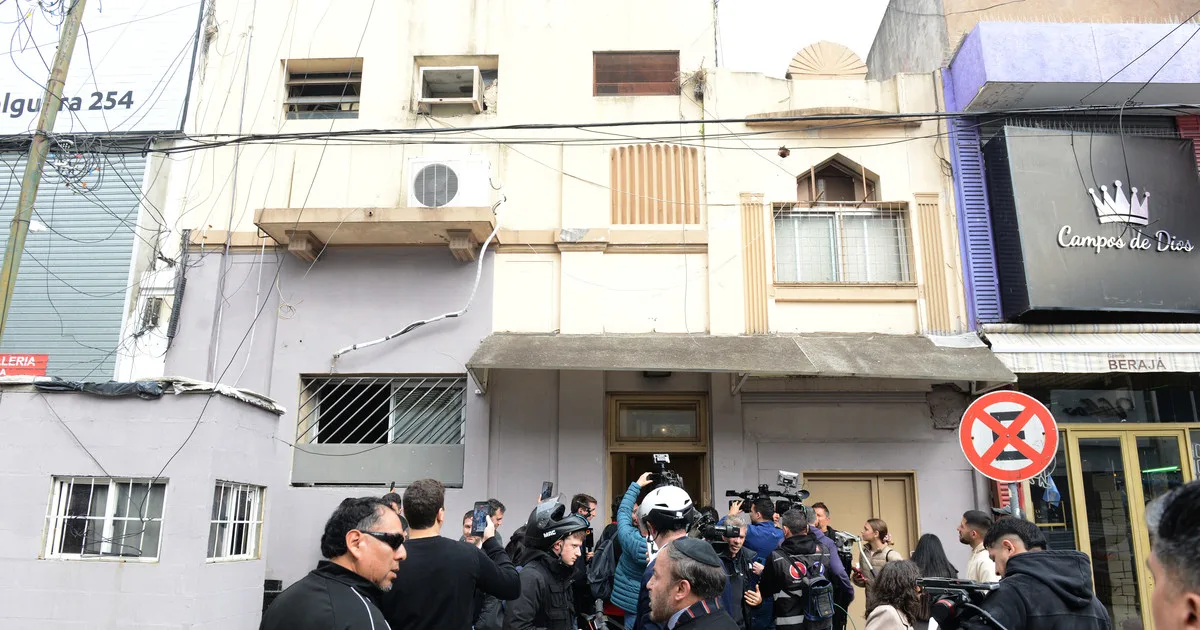 Desalojo de una sinagoga en Flores: dos grupos de fieles enfrentados por la venta de un templo, comerciantes furiosos y un final incierto