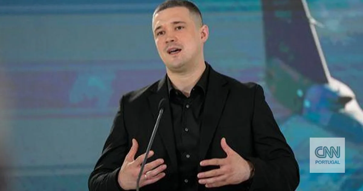 Ex-ministro da Defesa da Ucrânia desafia Zelensky e pede eleições durante a guerra