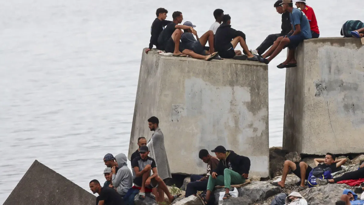 Ceuta, la crisis que sobrepasa al Gobierno: un desfile de ministros, Sánchez ausente, riesgos sanitarios, Marruecos, choque con Italia...