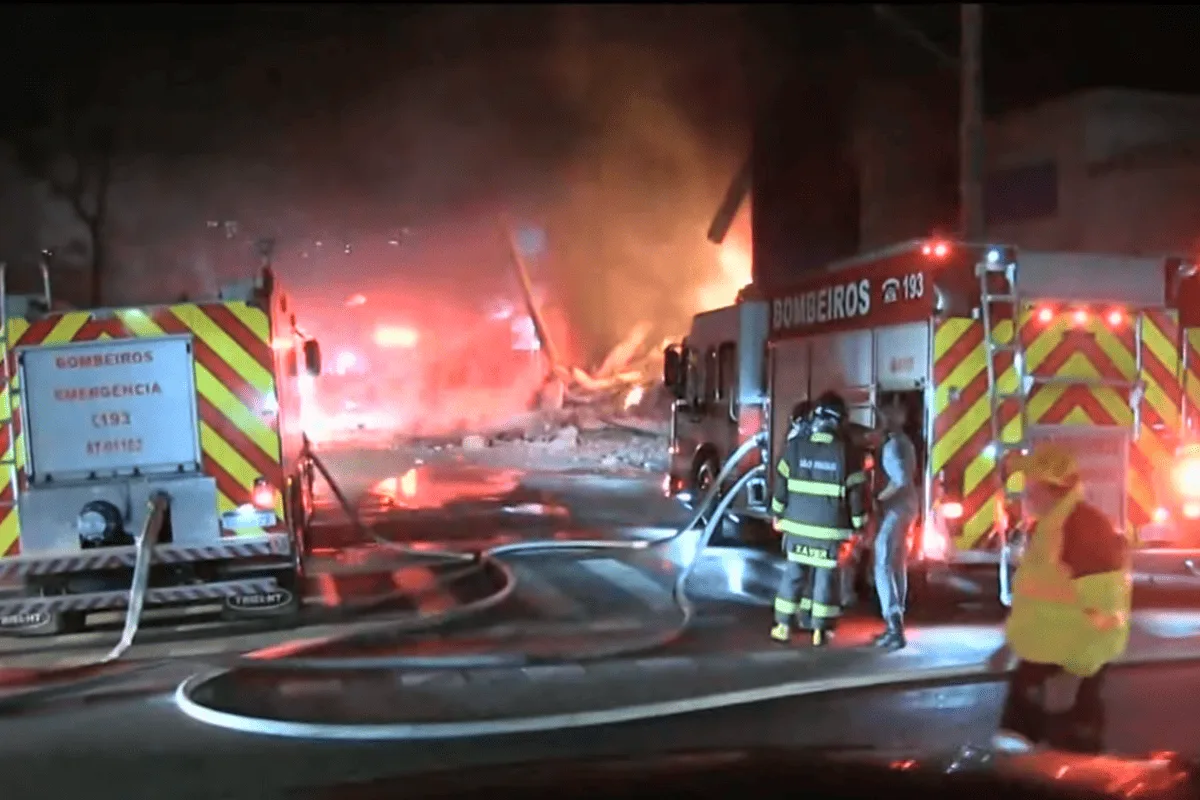 Incêndio de grandes proporções atinge área comercial no centro de SP