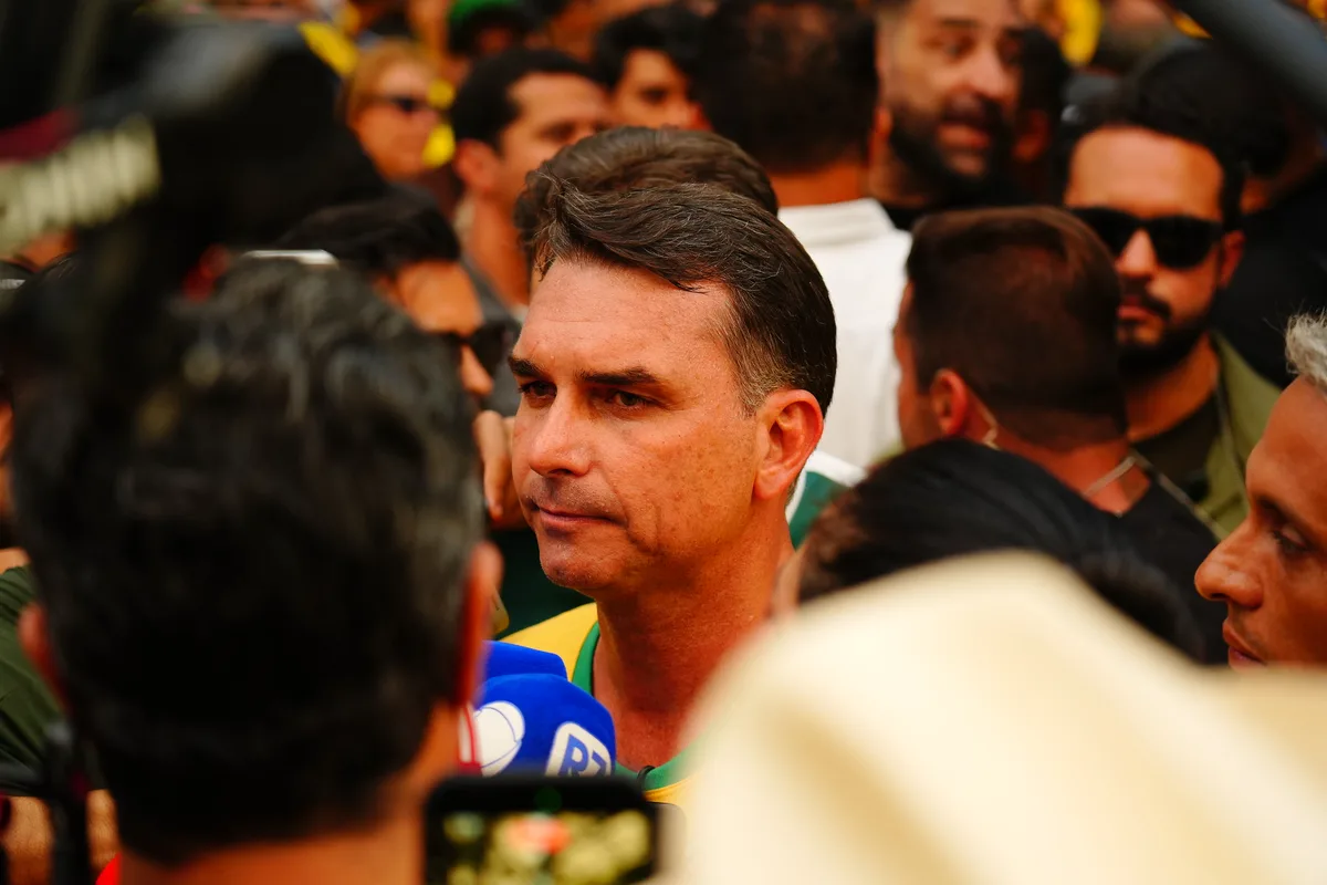 Flávio Bolsonaro diz que não participará de debate da Band