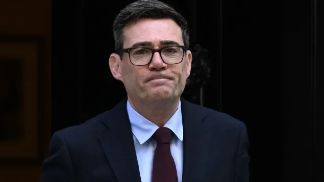 Morreu o pai de Andy Burnham. Primeiro-ministro britânico cancelou agenda