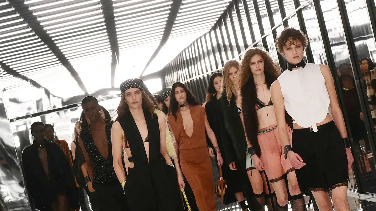 Brilhos, transparências e decotes: a sensualidade disco da Fendi