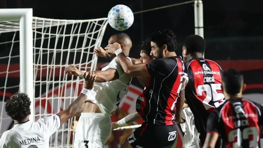 Vitória supera Botafogo sob chuva e sobe para 12º lugar no Brasileirão