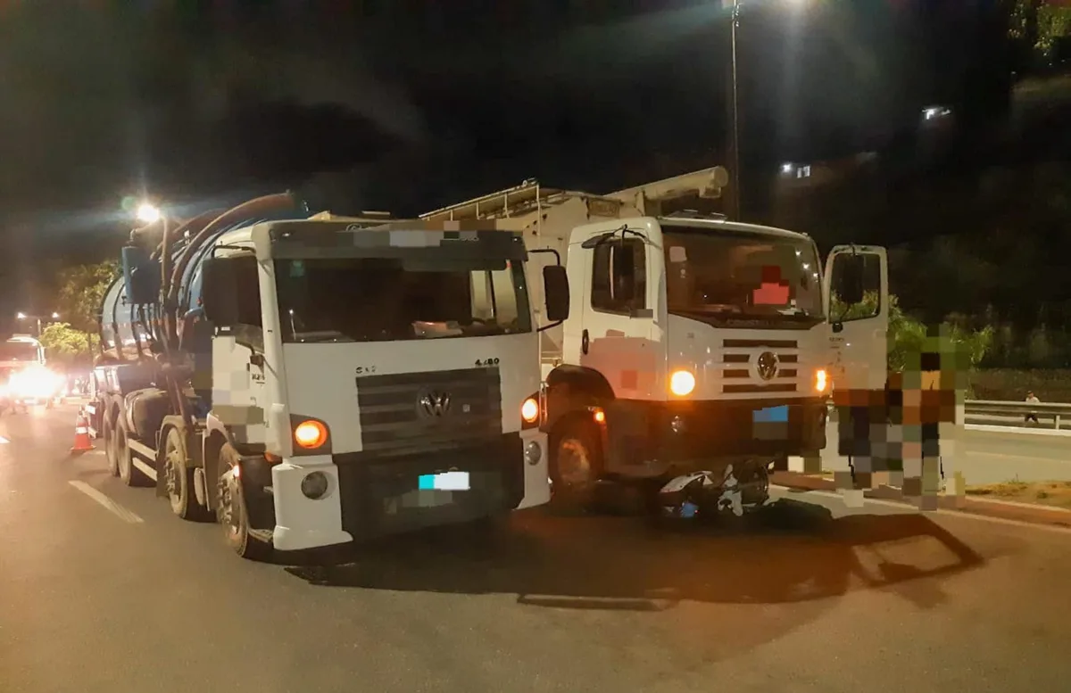 Motociclista morre atropelada ao tentar passar entre dois caminhões na BR-101, em Abreu e Lima