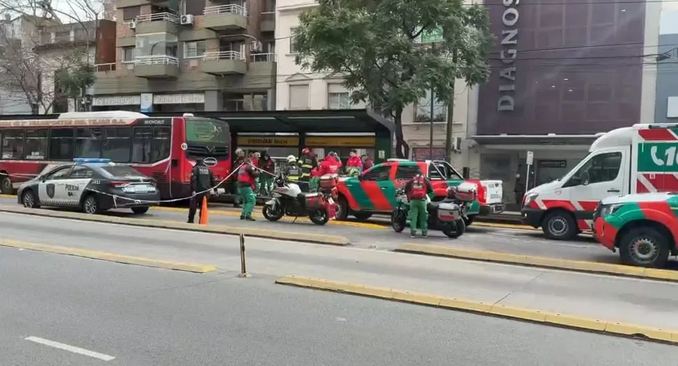 Colegiales: una mujer bajó del colectivo, se le enganchó un pie y murió tras ser arrastrada en un carril del Metrobús