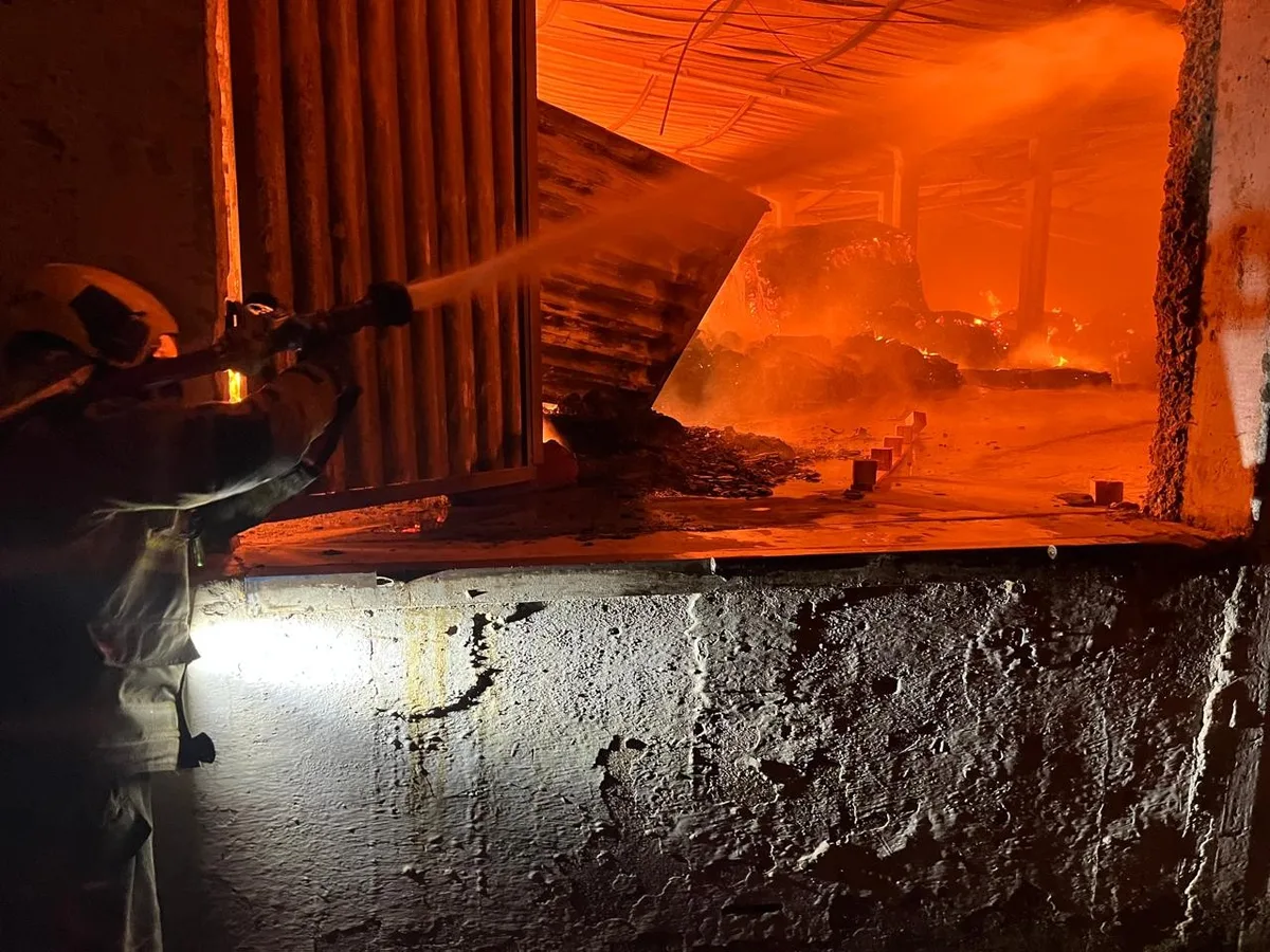Incêndio atinge duas fábricas em cidade do interior de Minas Gerais