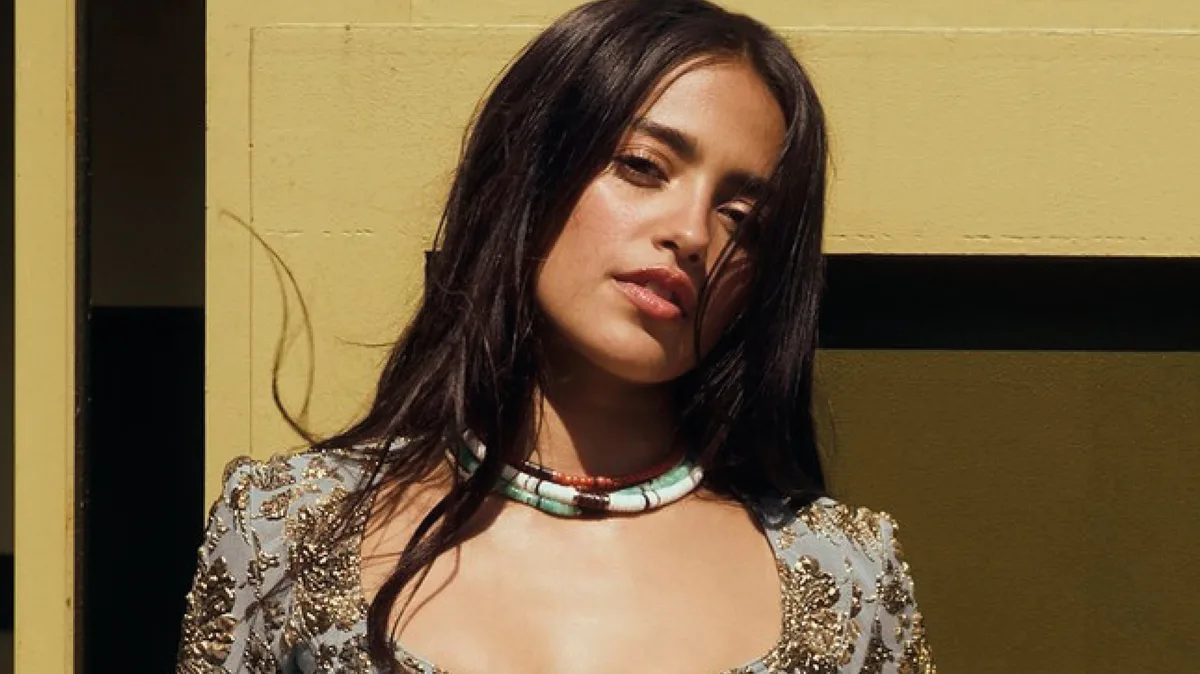 Maia Reficco posó con exclusivos looks de Versace, YSL y Fendi para Cosmopolitan