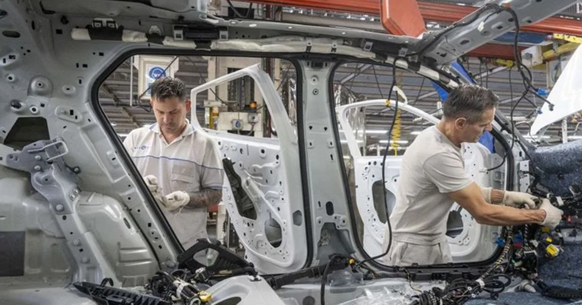 Caen la demanda interna y las exportaciones: otra automotriz argentina reducirá un turno de producción