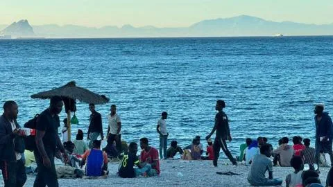 Moncloa y las CCAA amenazan con judicializar la llegada a la Península de 500 menores migrantes