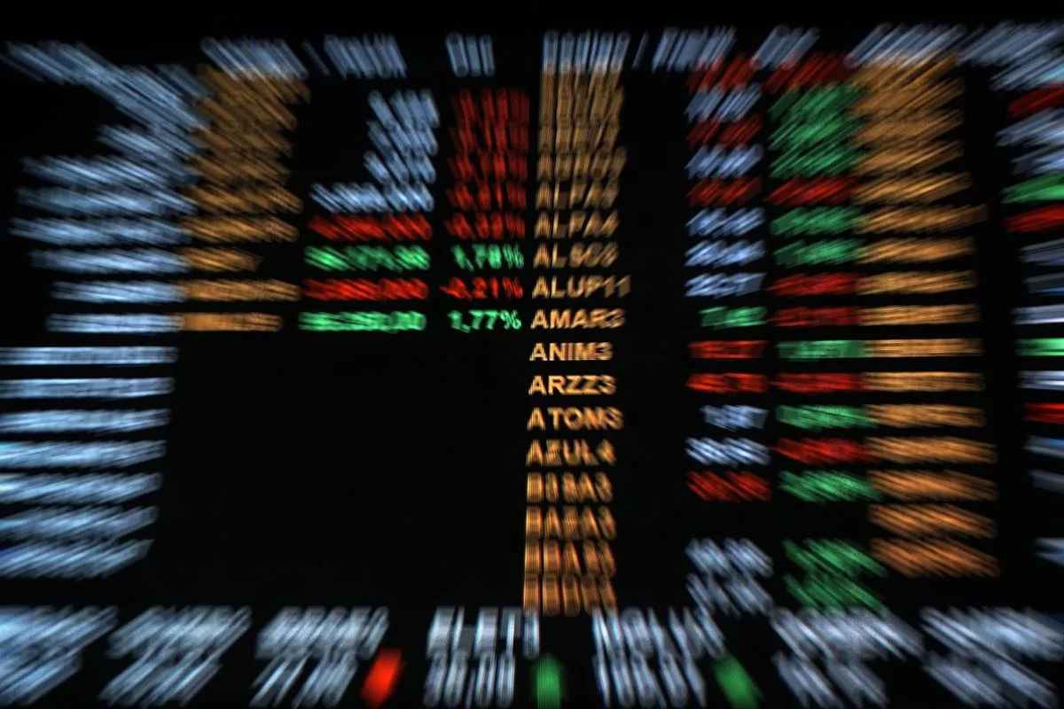 Bolsa cai à espera de novas pesquisas eleitorais e dólar em alta