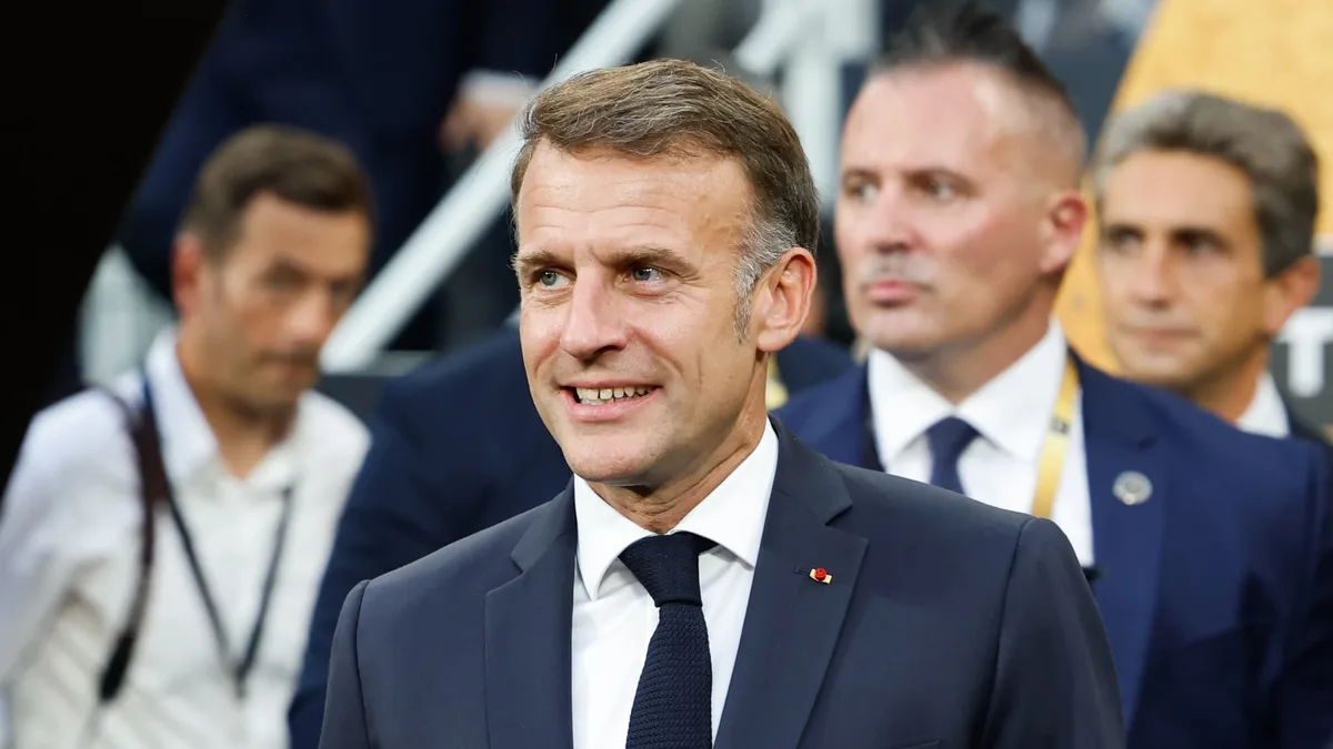 "Un horizon pour les petites filles qui rêvent d'infini": Emmanuel Macron salue la sortie dans l'espace de Sophie Adenot