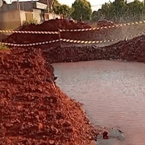 Vazamento em obra forma "lago" e lamaçal no Jardim Los Angeles