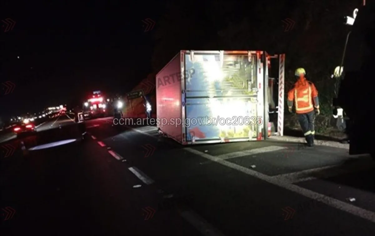 Caminhão carregado com 4 toneladas de morango tomba depois de pneu estourar na SP-280 em Quadra