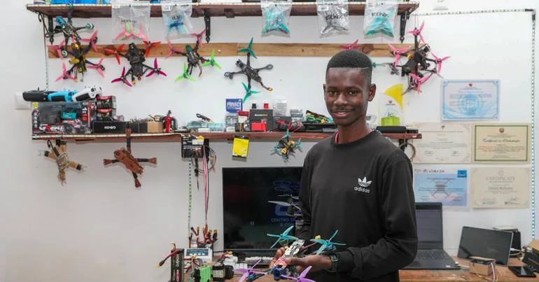 Jovem moçambicano prepara 'drone' para entregar medicamentos