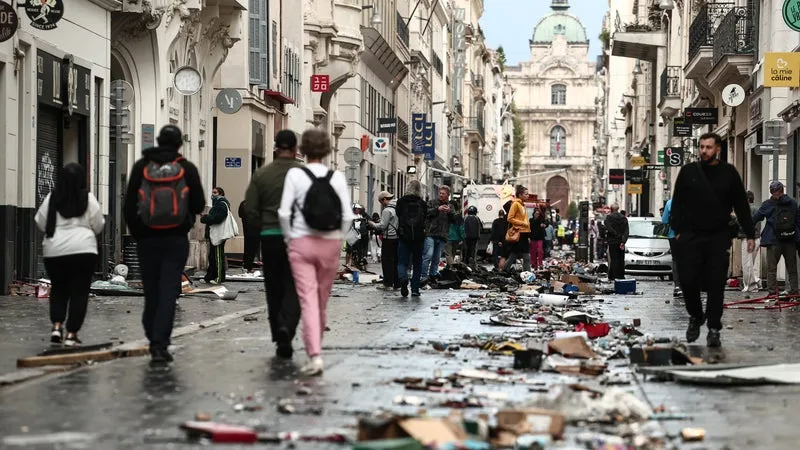 La facture se chiffrera en "centaine(s) de millions d'euros de casse" selon le président des chambres de commerce et d'industrie : "au moins 2.000 commerces touchés" en France après ce week-end d'émeutes