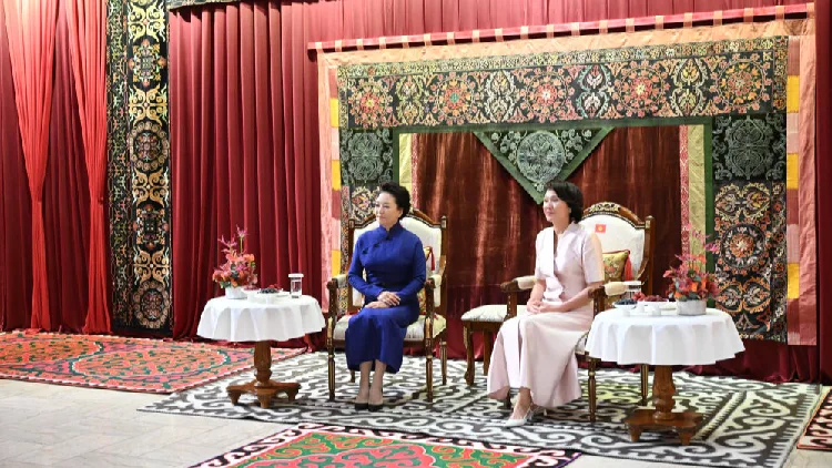 Peng Liyuan visits Kyrgyz national historical museum