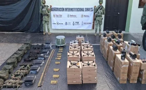 Aseguran flotilla de drones en El Rosario, Sinaloa; 48 aparatos con 64 baterías fueron incautados junto cartuchos y uniformes tácticos