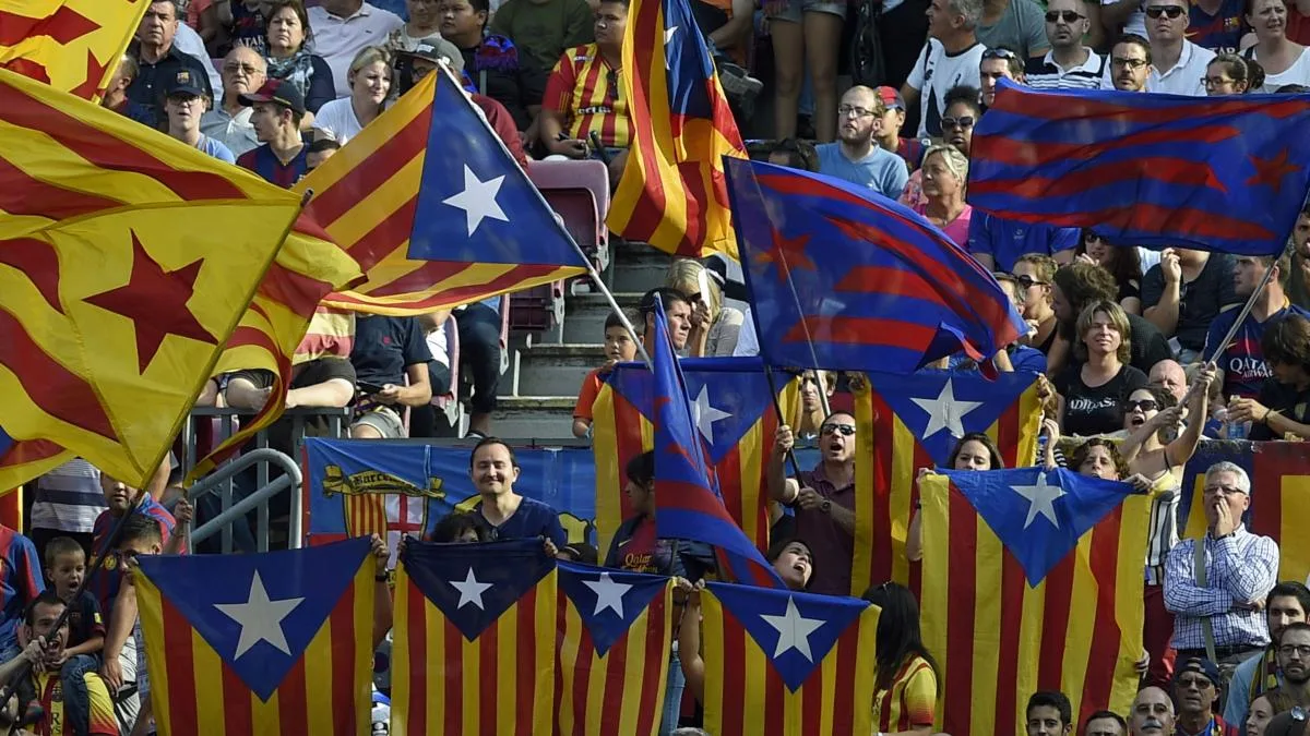 El Barça sale en defensa del aficionado golpeado por la Policía tras requisarle una 'estelada' en Elche
