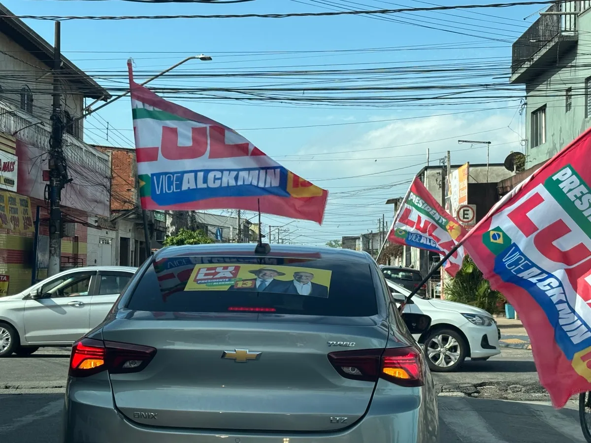 Manifestantes fazem carreata de apoio à reeleição de Lula em Suzano