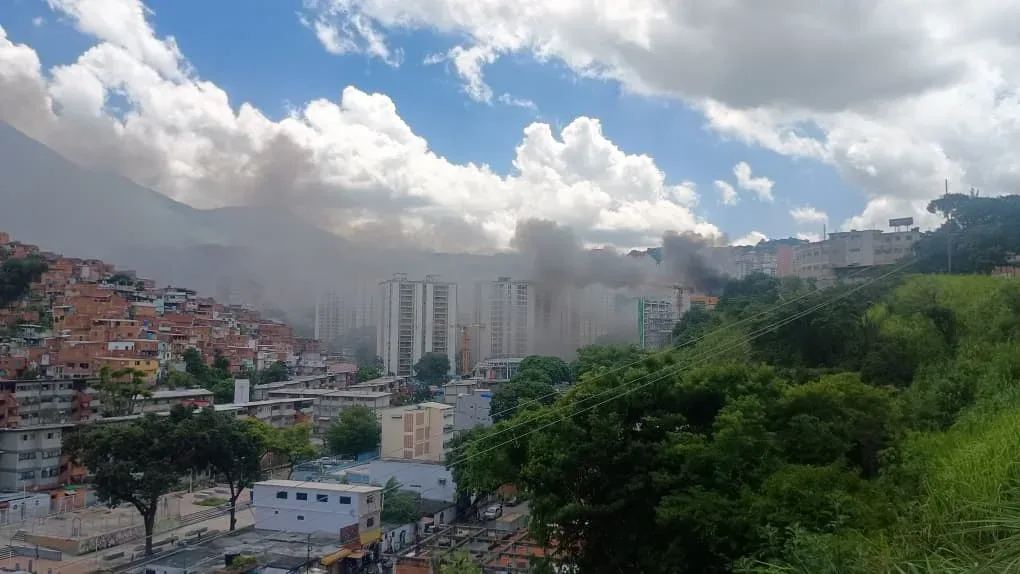 Se incendia edificio en la zona industrial de Palo Verde