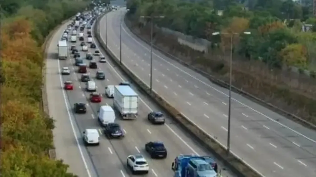 M25 crash LIVE: 'Serious collision' sparks motorway closure as police issue Heathrow and Gatwick travel warning