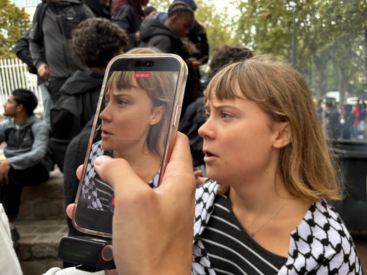 Greta Thunberg se junta a estudantes franceses em novo dia de protestos