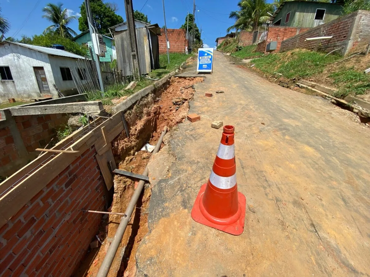 Cruzeiro do Sul inicia semana com recuperação de ruas, drenagem e serviços de limpeza
