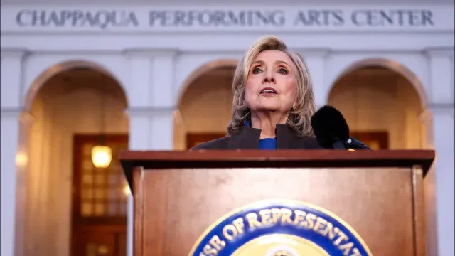 Hillary Clinton destaca caminho aberto por Gloria Steinem para mulheres