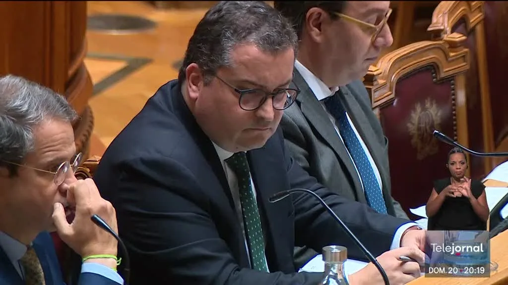 Oposição recusa alertas do ministro das Finanças