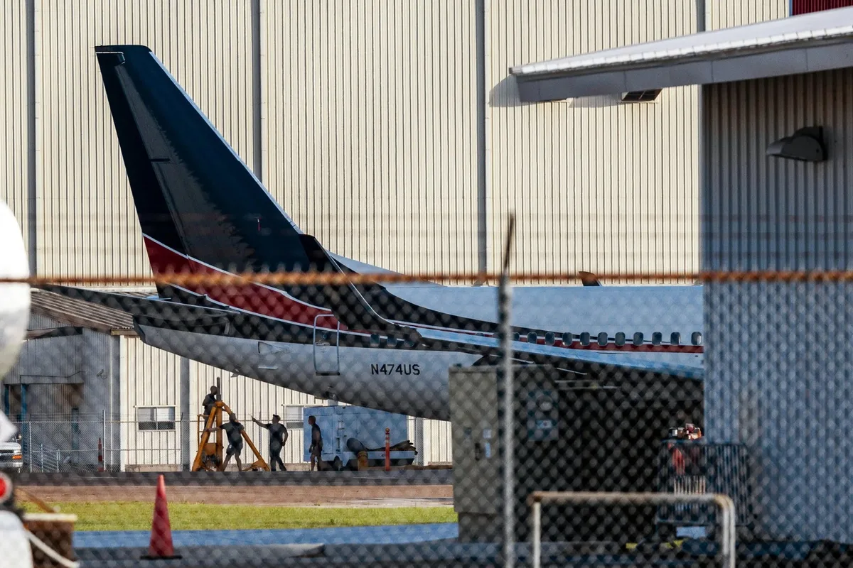 El curioso destino de los 10 aviones que EEUU compró para deportar migrantes