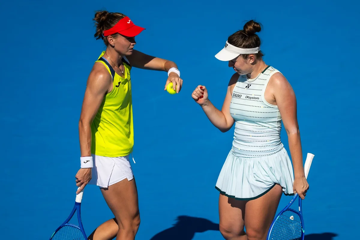 Bouzkova e Noskova eliminam anfitriãs e vão à final de duplas