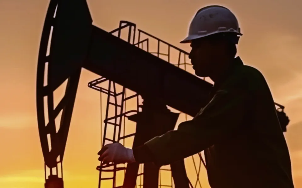 Petróleo volta a fechar acima dos 90 dólares à boleia de hostilidades em Ormuz