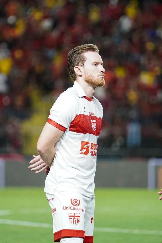 Lateral do CRB, Lucas Lovat sente a posterior da coxa na partida contra o Juventude