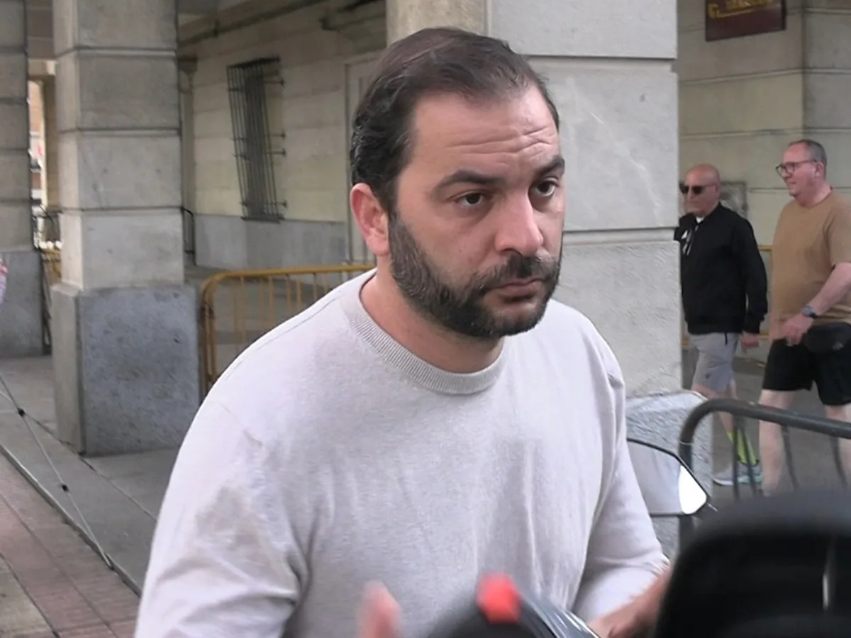 Antonio Tejado, impasible en su reaparición tres años después del violento asalto a la casa de María del Monte