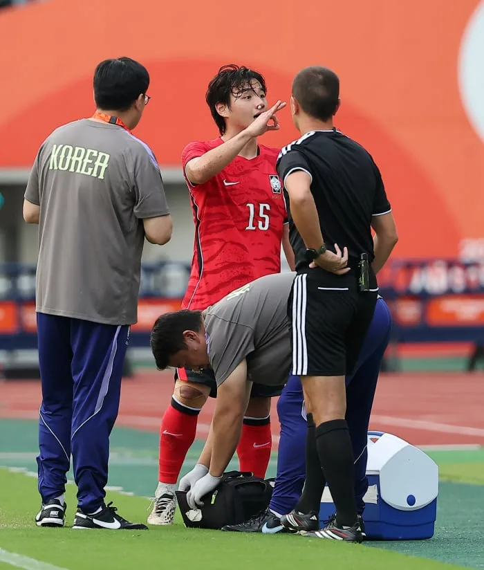 '中 소림축구'→'코피 투혼' 아시안게임 金 황도윤 "내 부상보다 팀 승리가 우선…태극마크 무게감 잘 알고 있다"