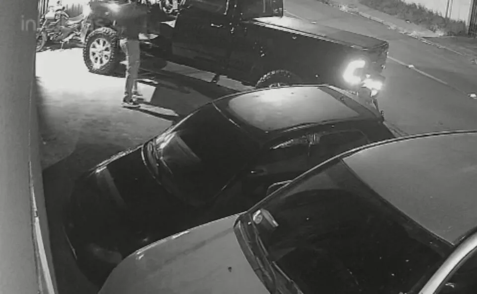 Suspeito de esfaquear motociclista em briga de trânsito é preso com ajuda de IA; vídeo mostra crime