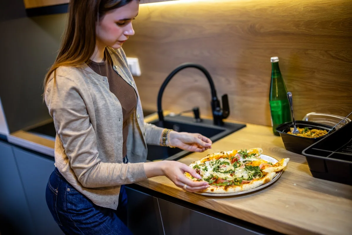 Late-night snacking raises the risk of fatty liver disease