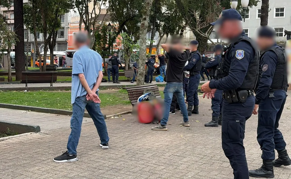Operação surpresa mira tráfico e encontra droga enterrada na Praça Tiradentes, em Curitiba; assista