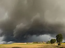 Gefährlicher Wetterwechsel: Erst schwüle Saharahitze, dann großräumige Unwetterlage