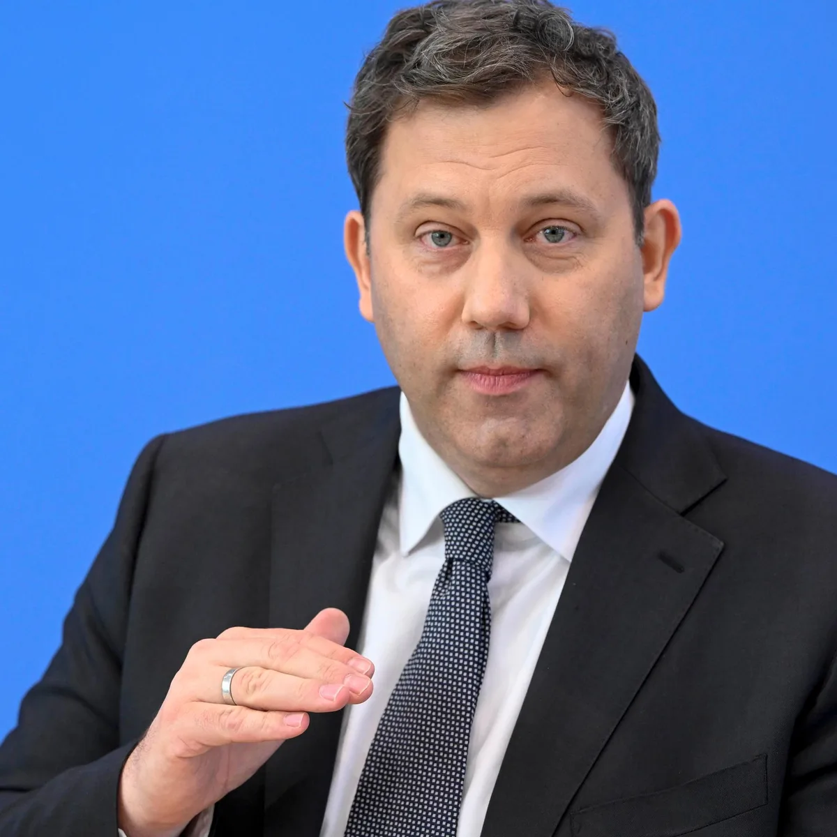 Klingbeil (SPD) - Schröder-Besuch bei Putin "völlig inakzeptabel"