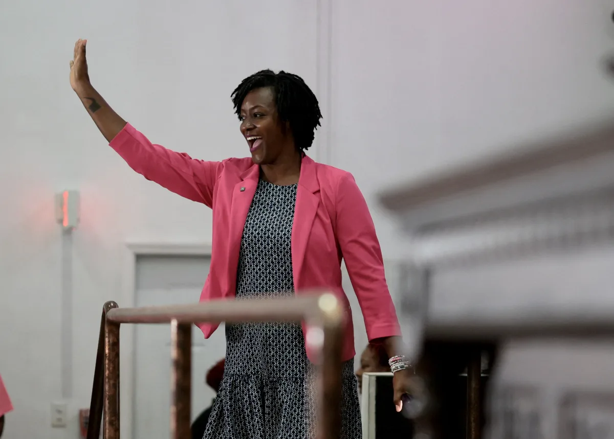 Em reviravolta, socialista tem vitória retumbante em primária para Senado na Flórida