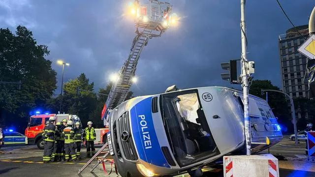 Polizei: Gefangenentransport in Unfall verwickelt