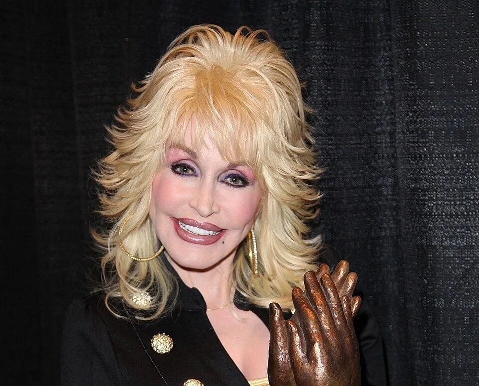 Câncer e internações: o que se sabe sobre morte de Dolly Parton