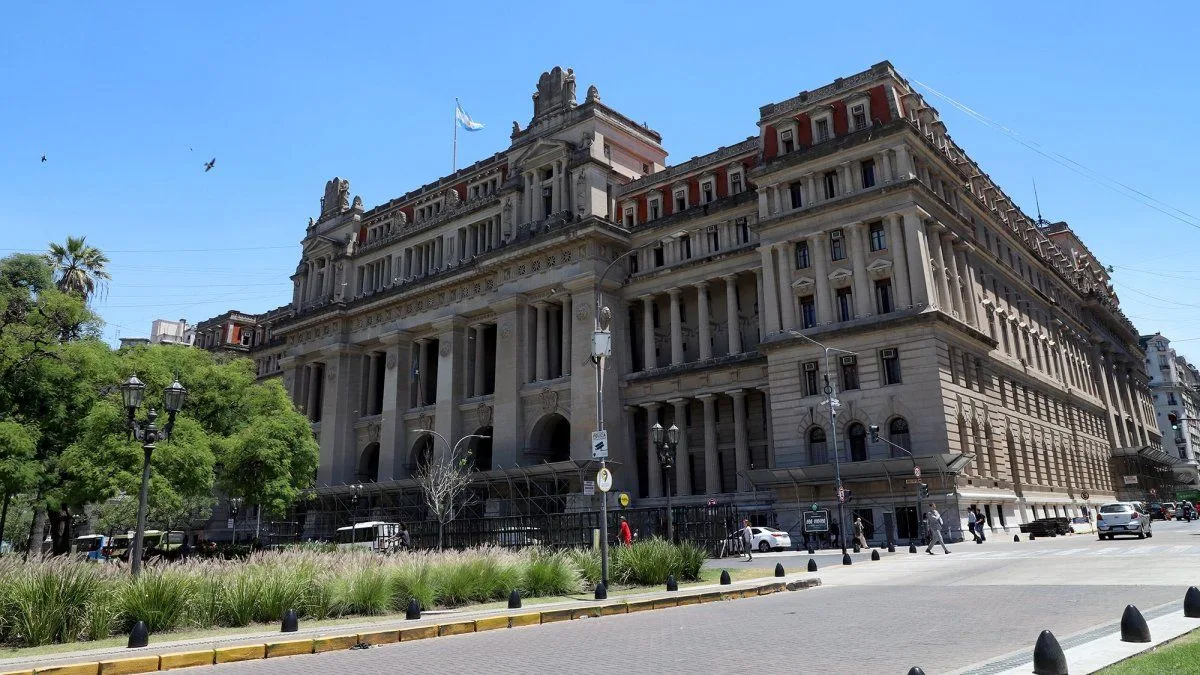 La Corte Suprema suspendió el artículo del DNU 70 que derogaba la ley de Tierras: dictó una medida cautelar interina