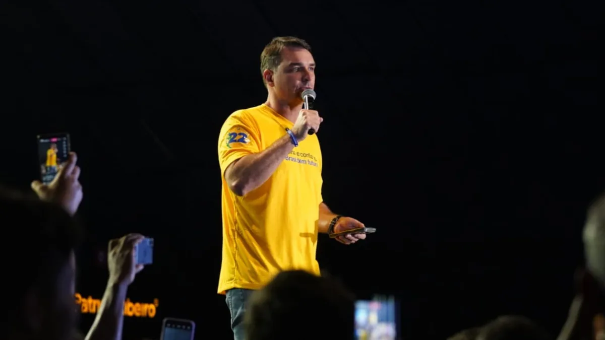 Homem é levado para depor em Juiz de Fora suspeito de postar ameaça a Flávio Bolsonaro
