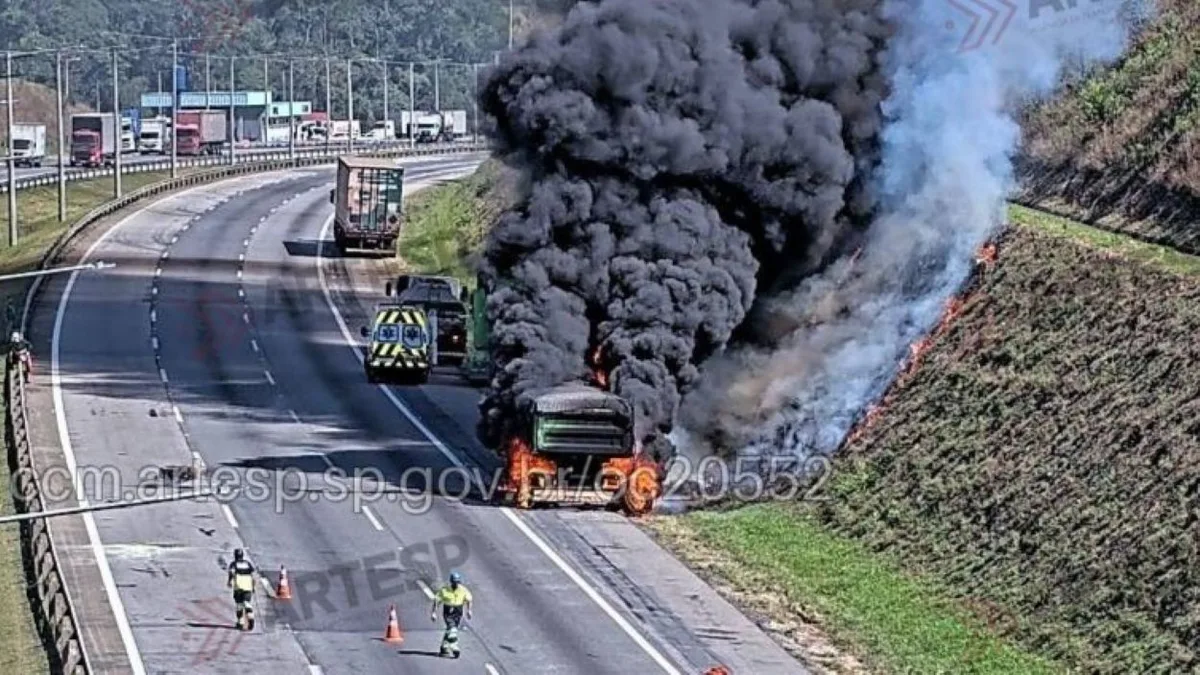 Carreta entra em chamas no Rodoanel Mário Covas